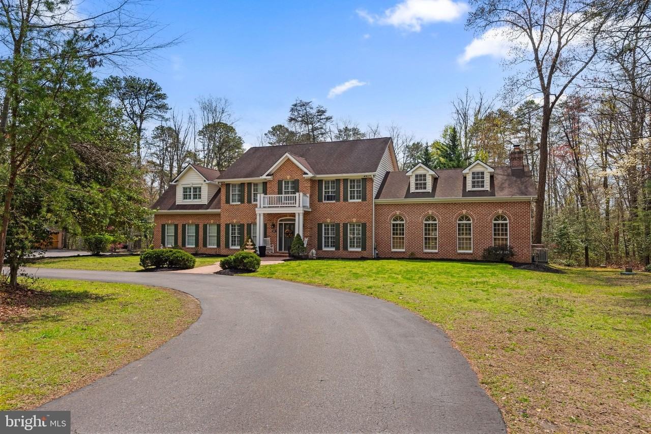 301 Sturtons Ln - Photo 2 of 46