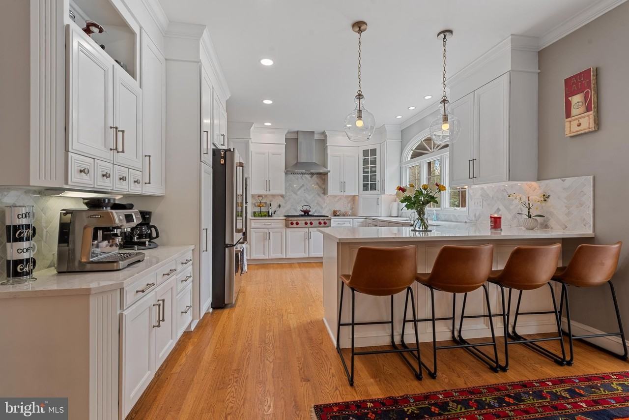 301 Sturtons Ln - Photo 3 of 46