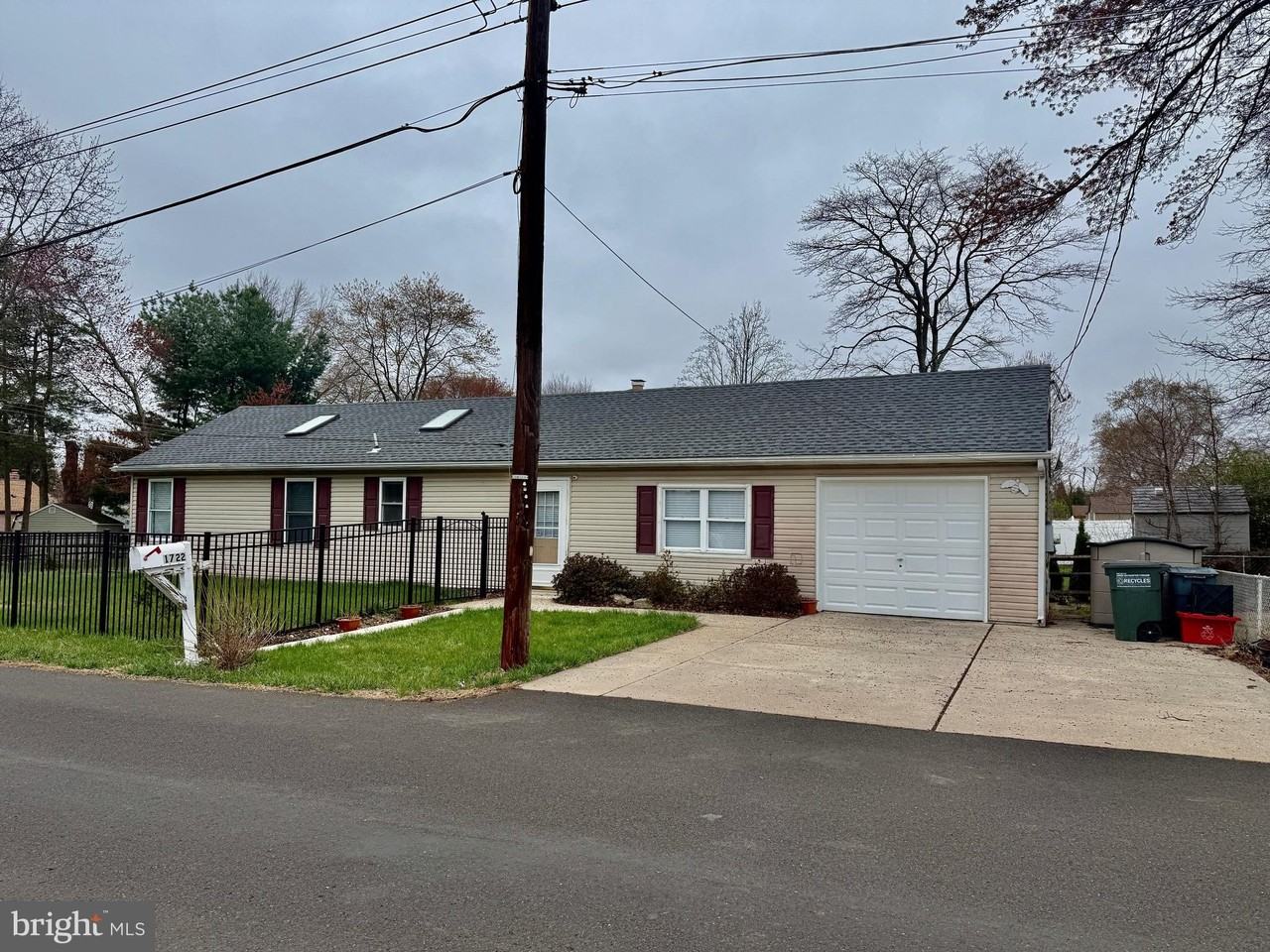 1722 Oak Rd - Photo 2 of 30