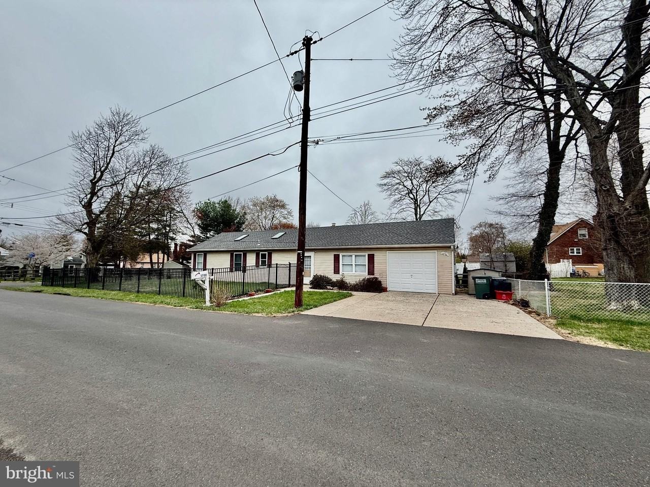 1722 Oak Rd - Photo 3 of 30