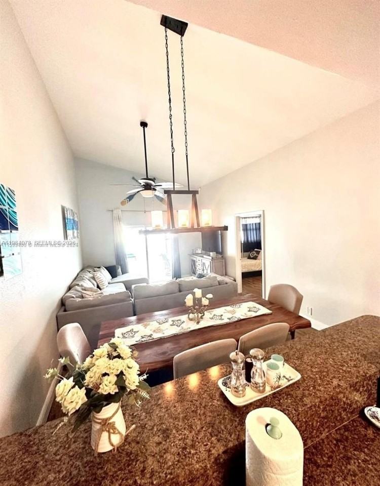 2431 Sw 58th Mnr #1-2 - Photo 4 of 19