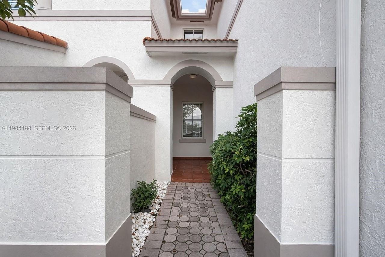 10909 Nw 43rd Ln - Photo 2 of 18