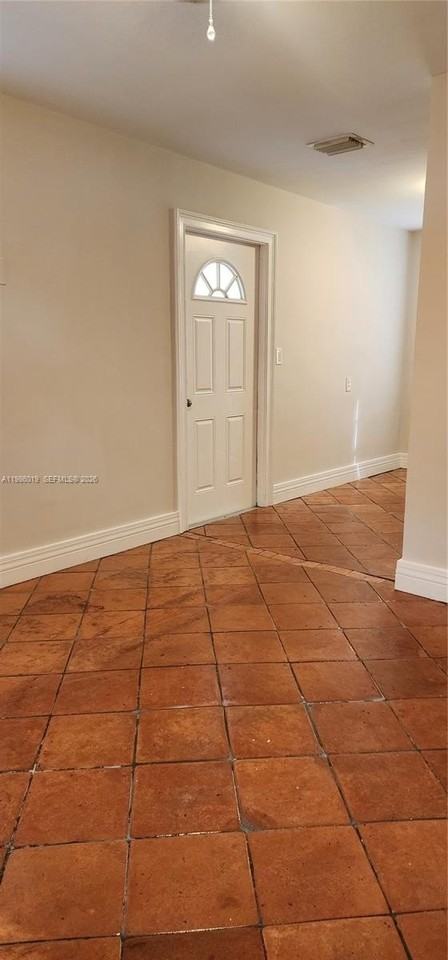 2964 Ne 12th Ter - Photo 4 of 12