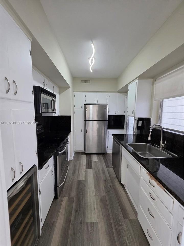 9101 E Bay Harbor Dr #404 - Photo 7 of 34