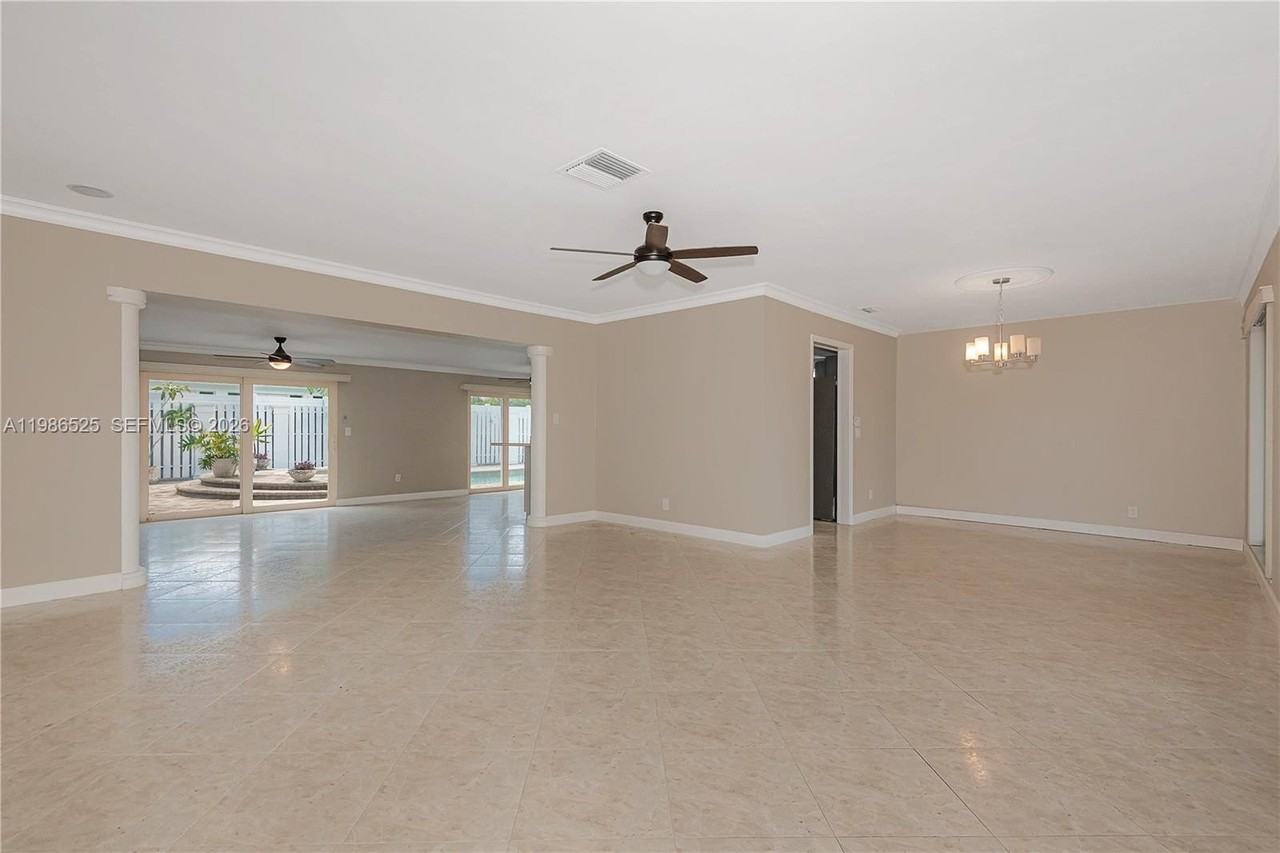 2070 Ne 65th St - Photo 3 of 34