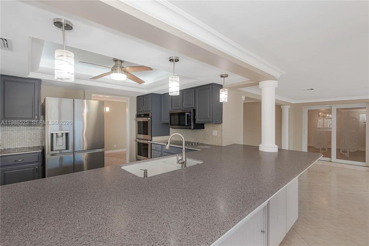 2070 Ne 65th St - Photo 4 of 34