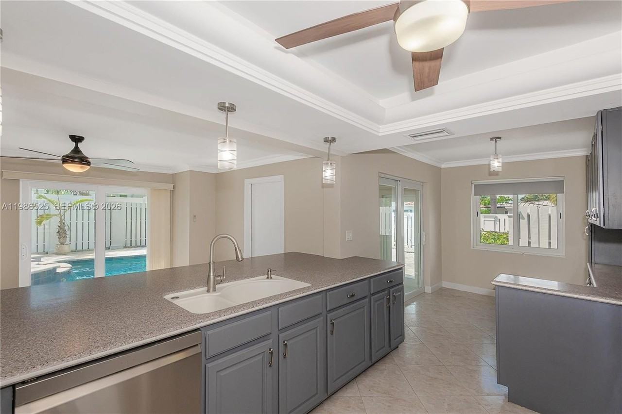 2070 Ne 65th St - Photo 6 of 34