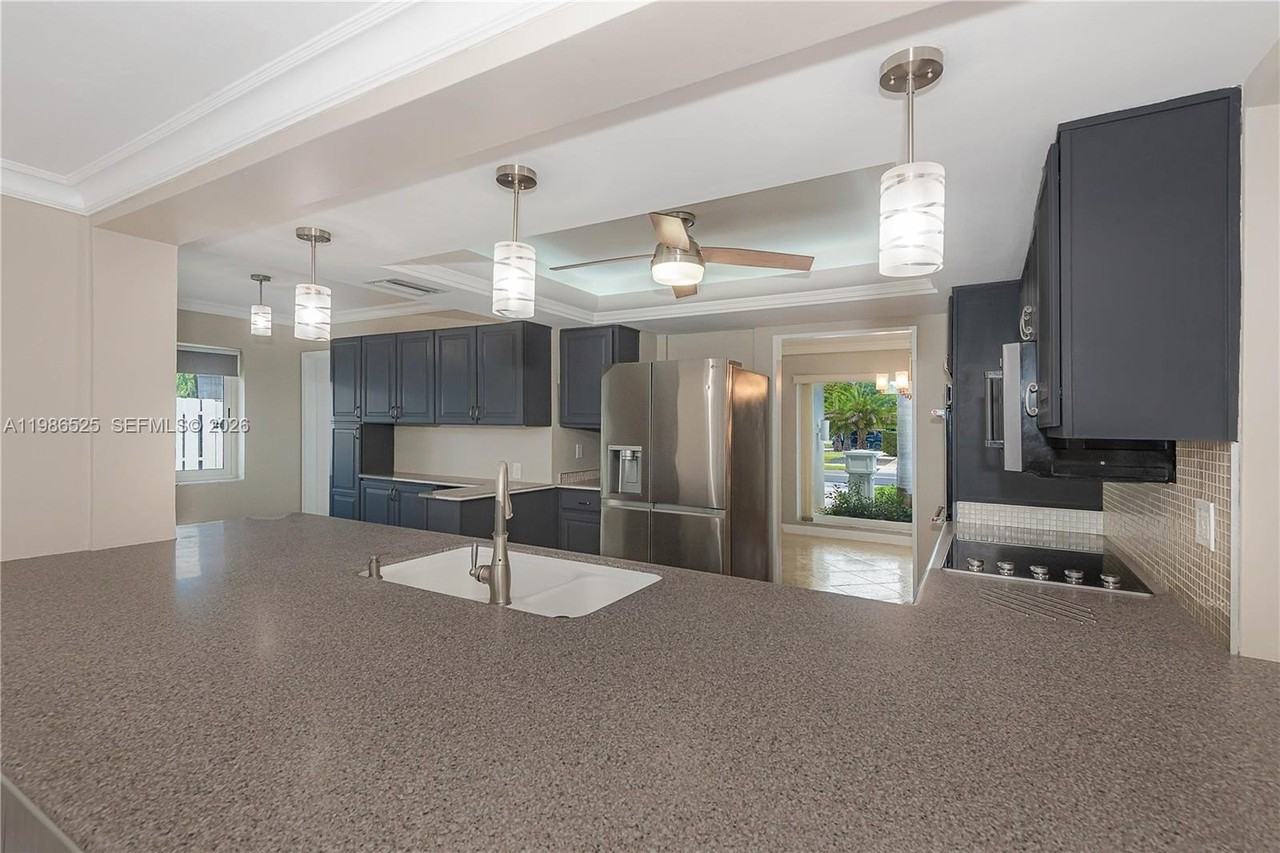 2070 Ne 65th St - Photo 7 of 34