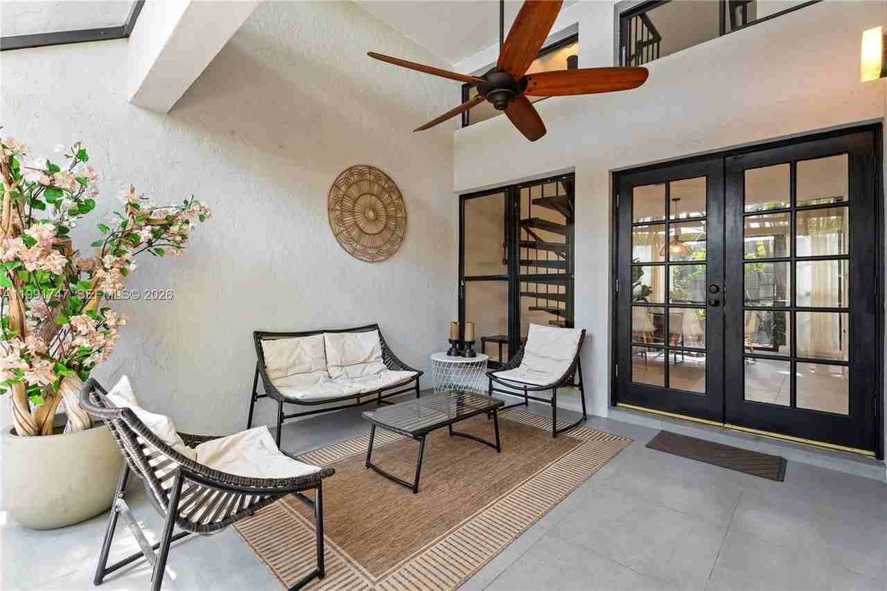 3145 Virginia St #4 - Photo 3 of 37