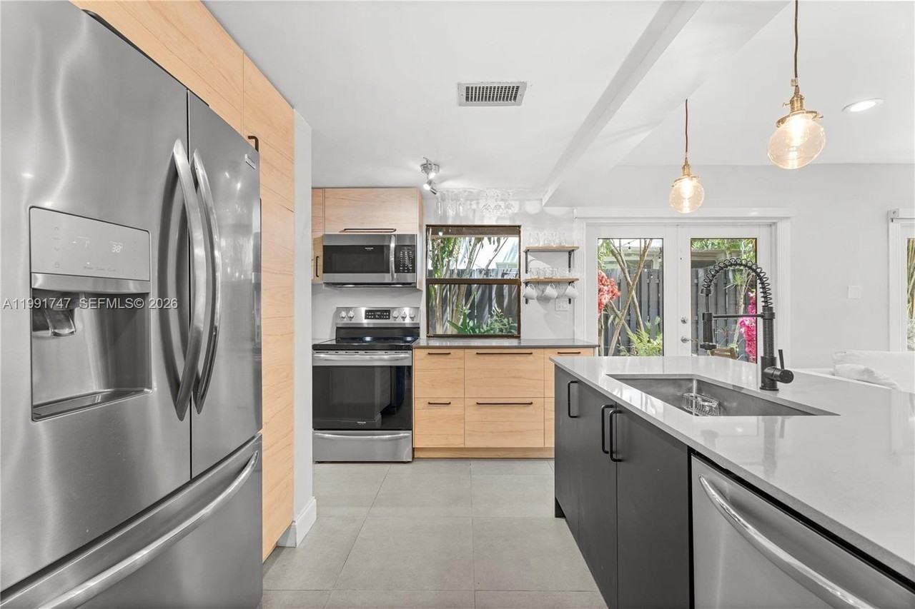 3145 Virginia St #4 - Photo 6 of 37