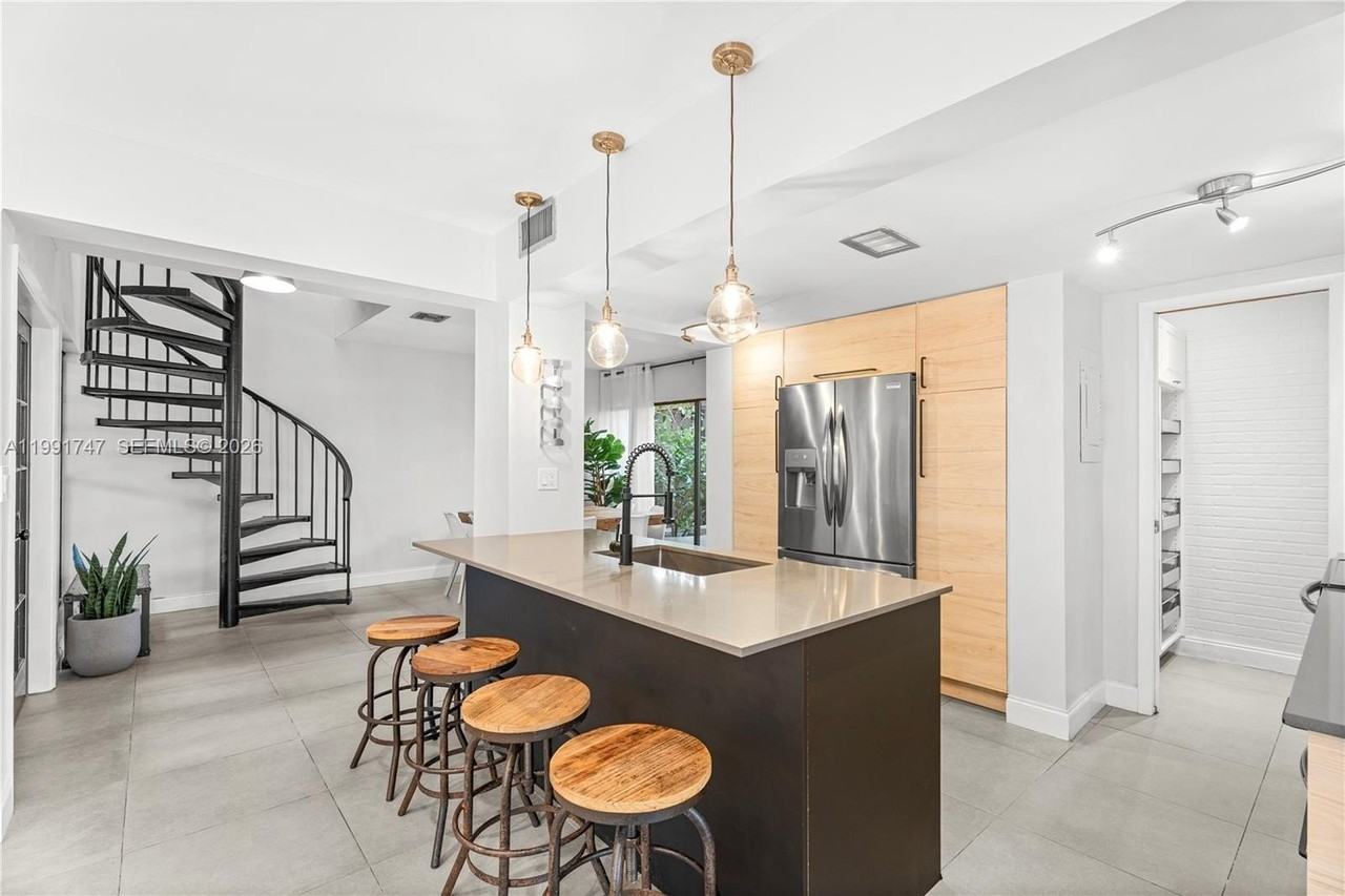 3145 Virginia St #4 - Photo 7 of 37