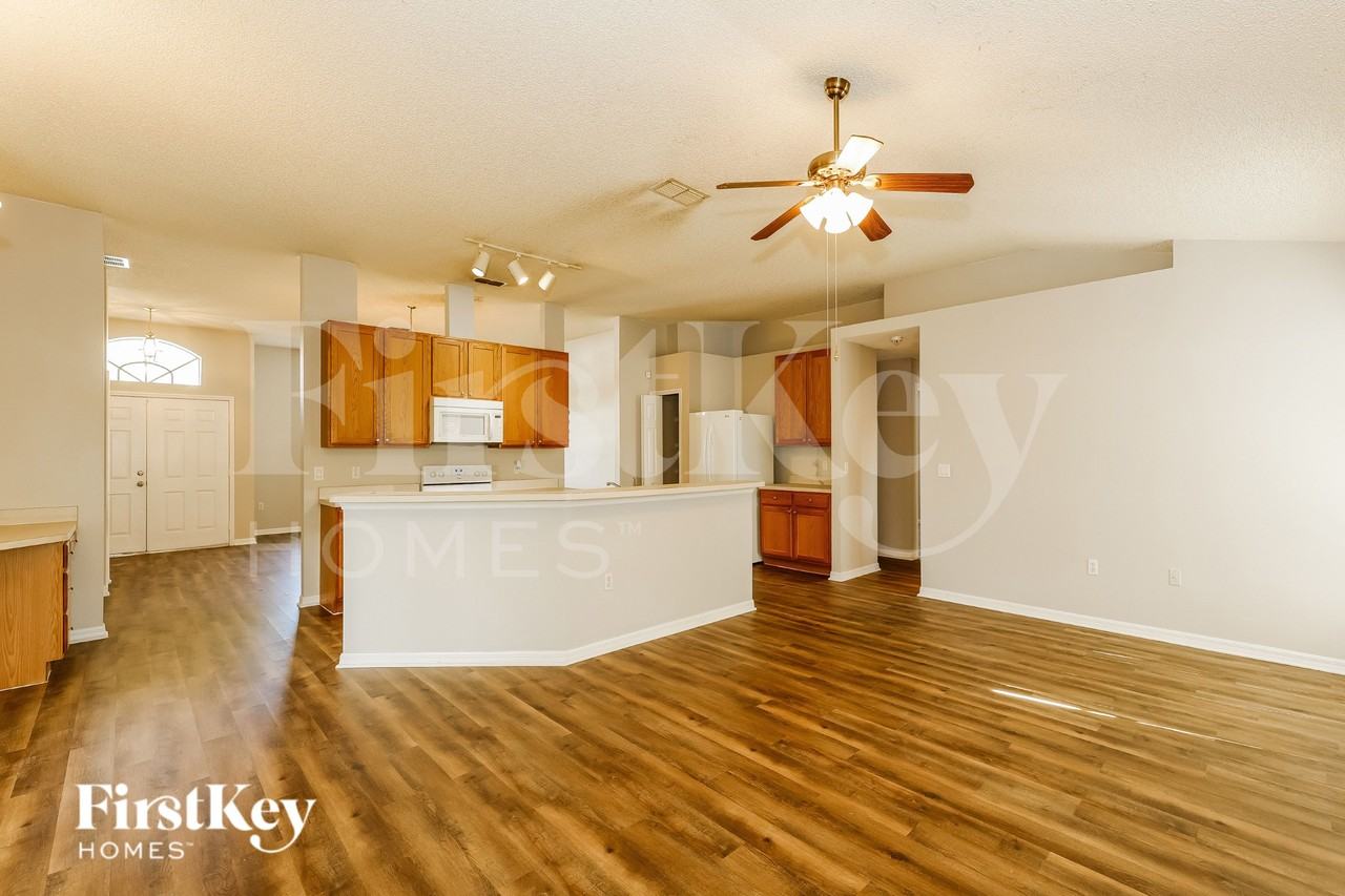 2411 Dumas Dr - Photo 4 of 15