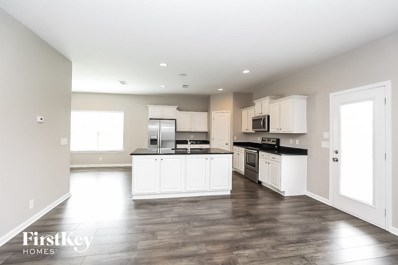 3241 Mapleside Ln - Photo 4 of 15