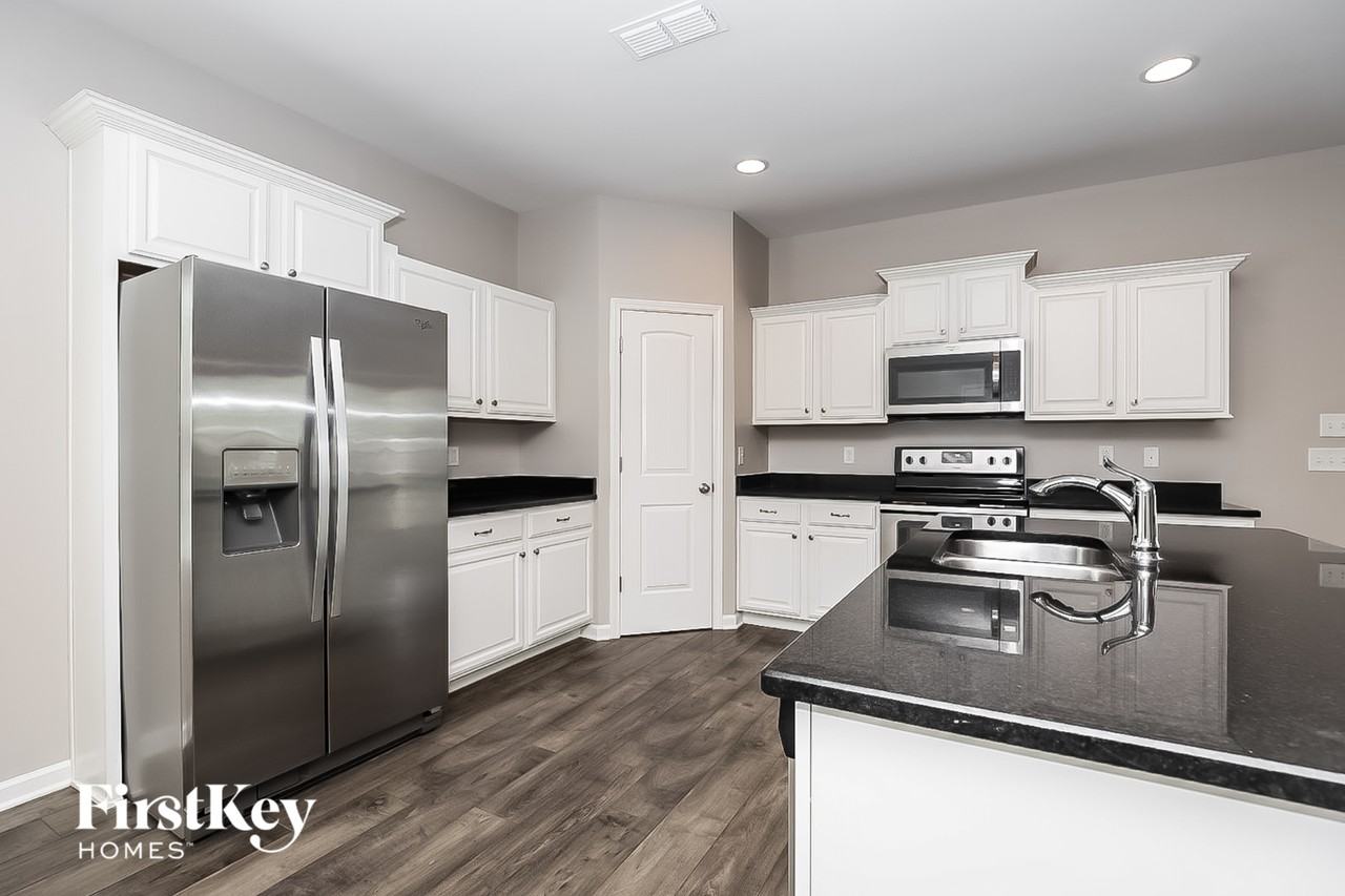 3241 Mapleside Ln - Photo 5 of 15