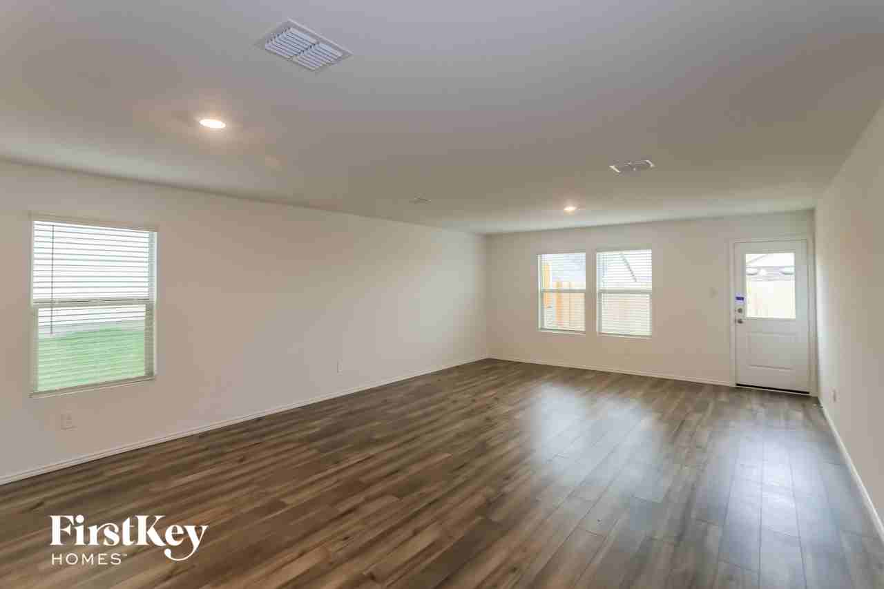 448 Frio Pass Trl - Photo 4 of 15