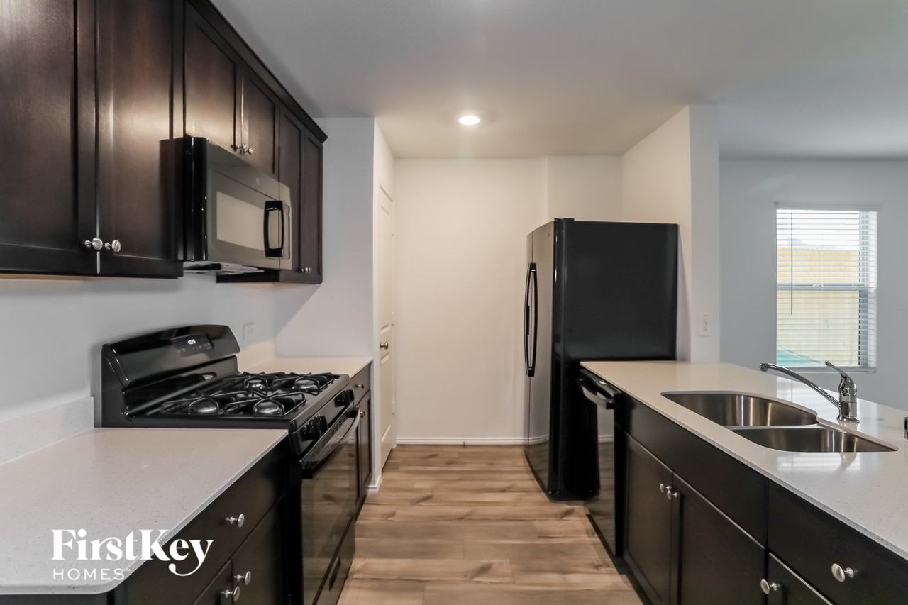 448 Frio Pass Trl - Photo 5 of 15