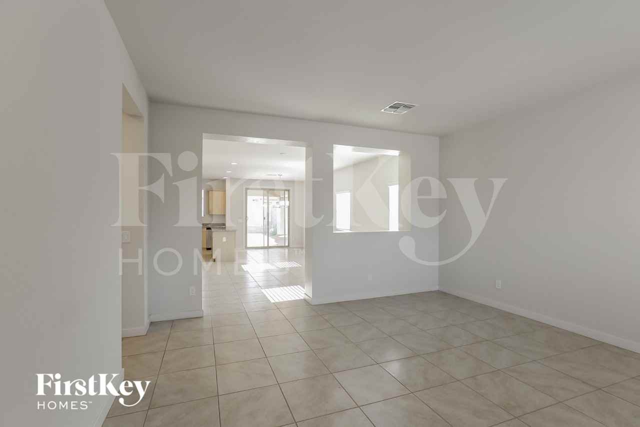42317 W Ramirez Dr - Photo 4 of 15