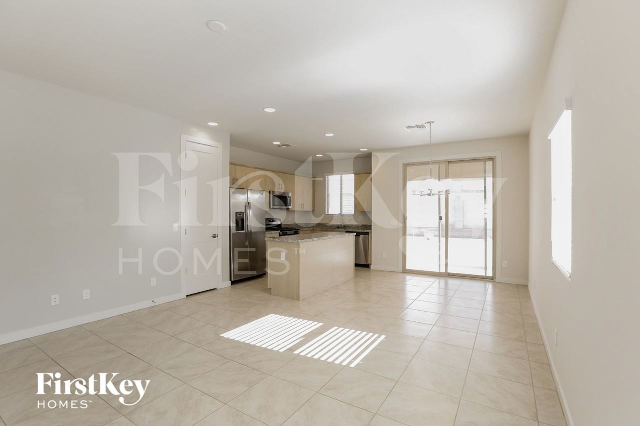 42317 W Ramirez Dr - Photo 5 of 15