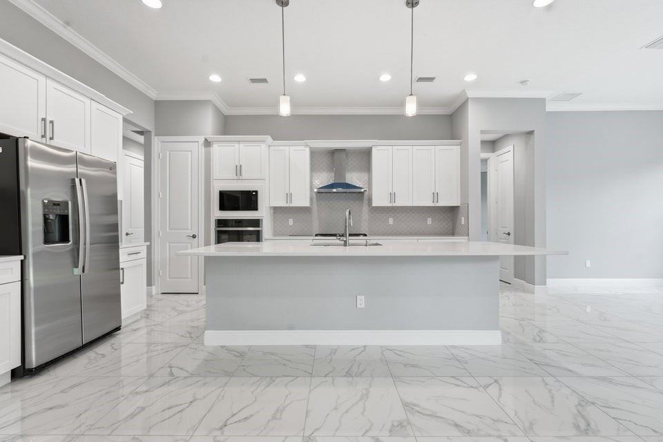 6391 High Pointe Cir - Photo 7 of 36