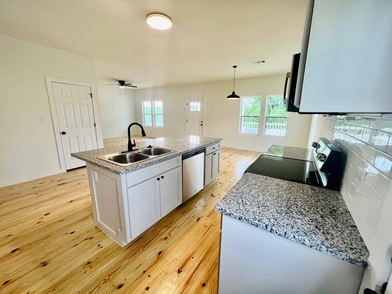 228 N Dixie St - Photo 3 of 10