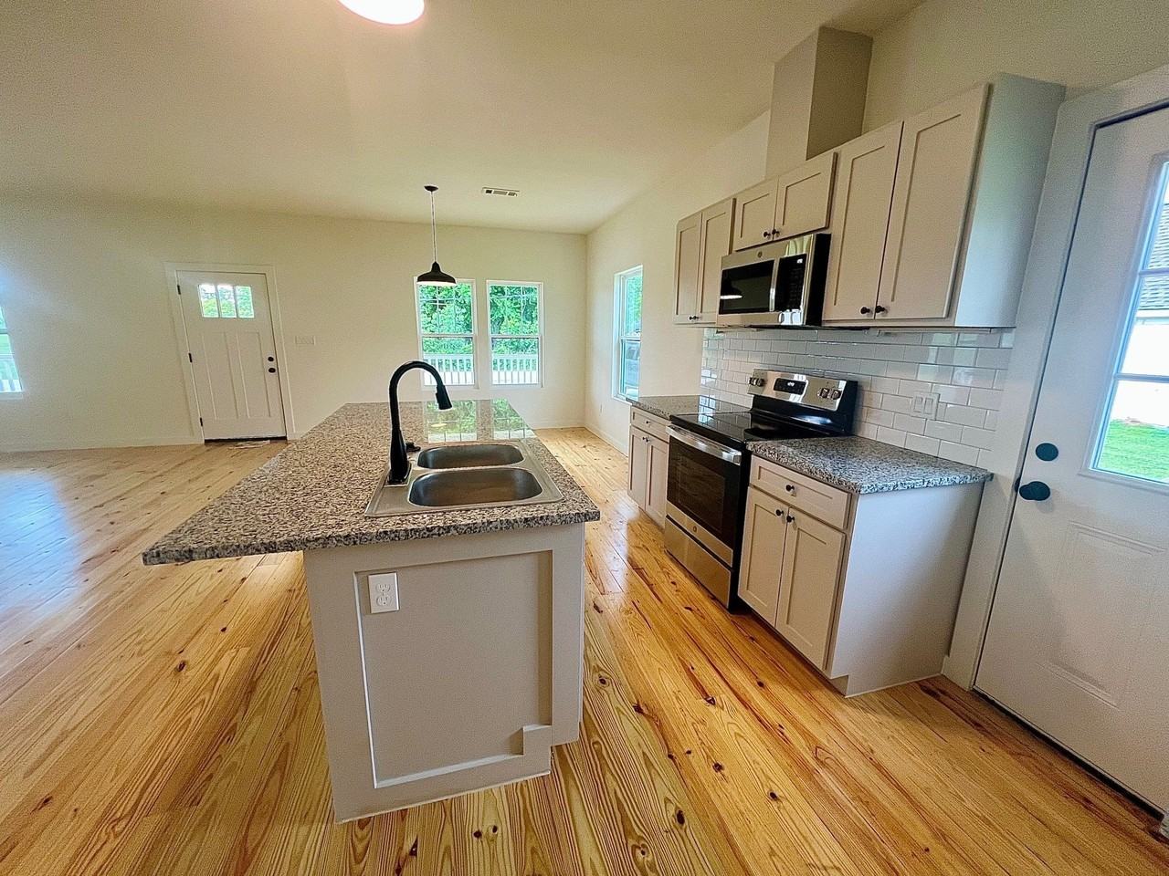 228 N Dixie St - Photo 4 of 10