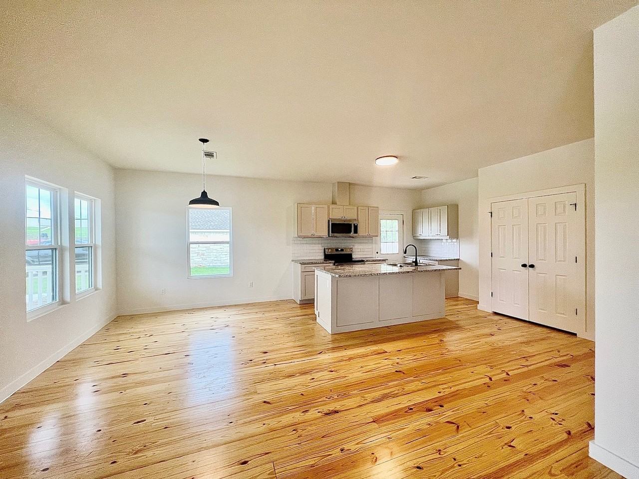 228 N Dixie St - Photo 5 of 10