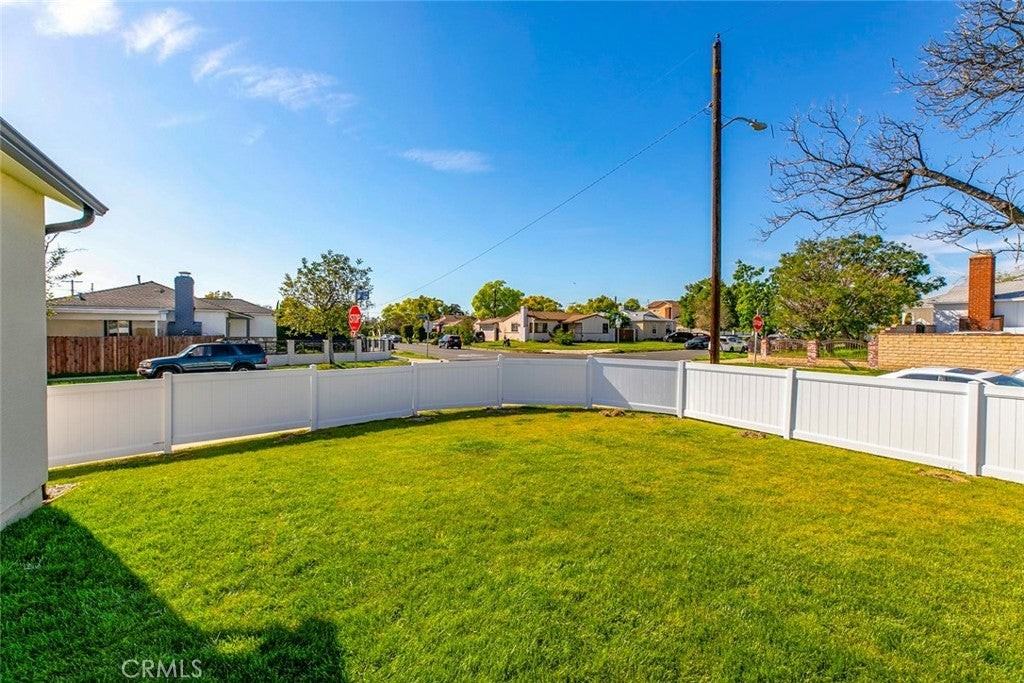 12340 Lull St - Photo 5 of 33