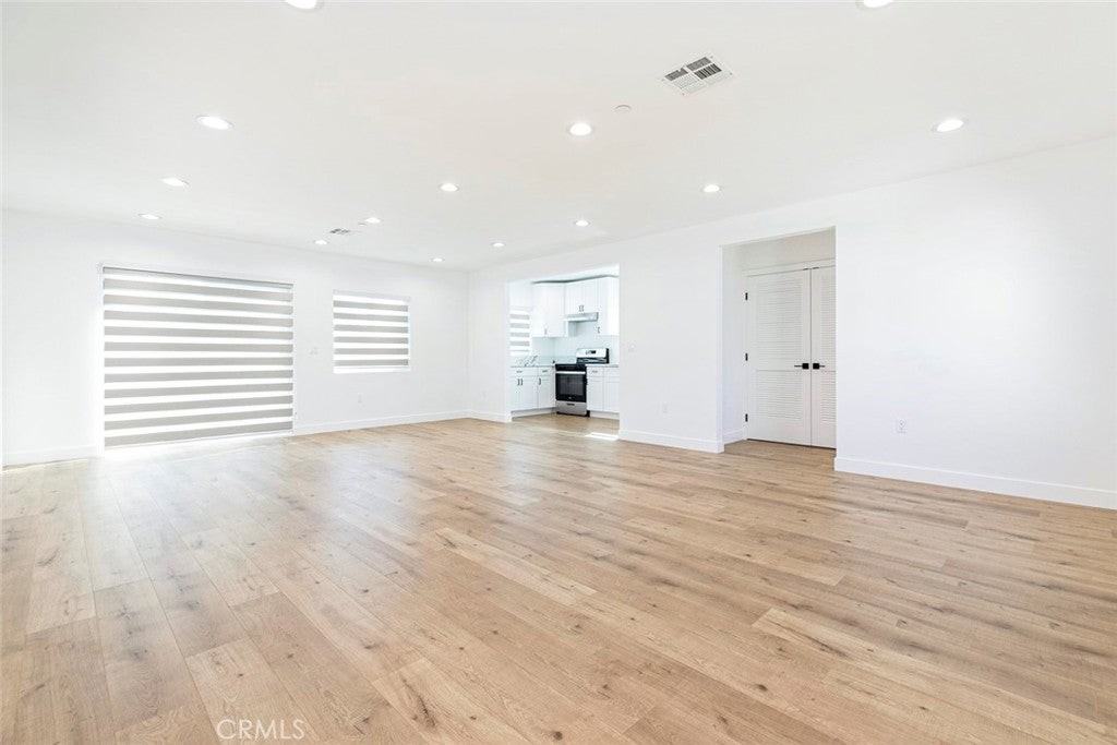 12340 Lull St - Photo 7 of 33