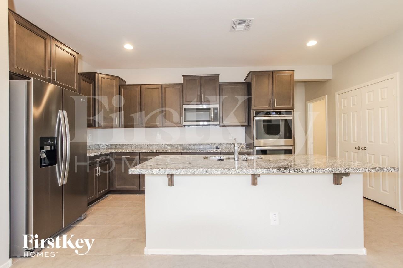 18068 W Tina Ln - Photo 5 of 16