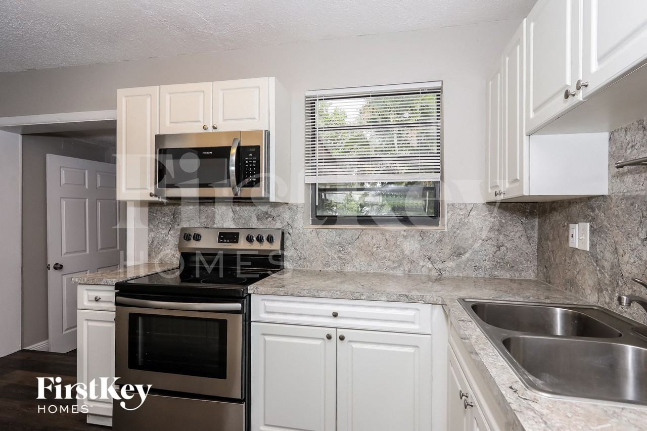 2921 Nwterrace - Photo 4 of 14