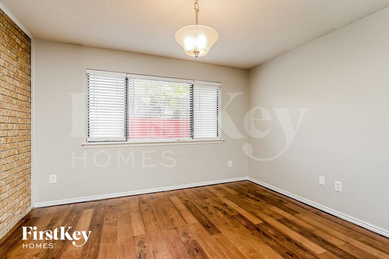 2661 Claremont Dr - Photo 4 of 15