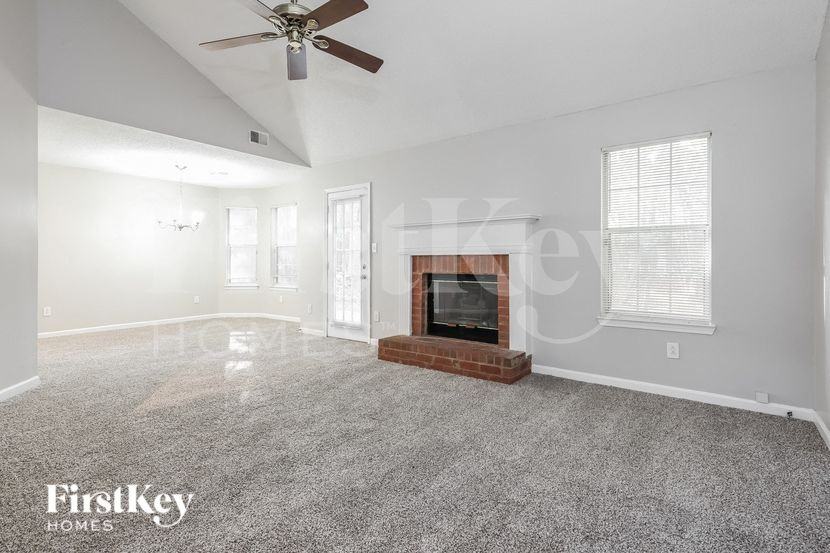 1591 Elizabeth Ln - Photo 3 of 15