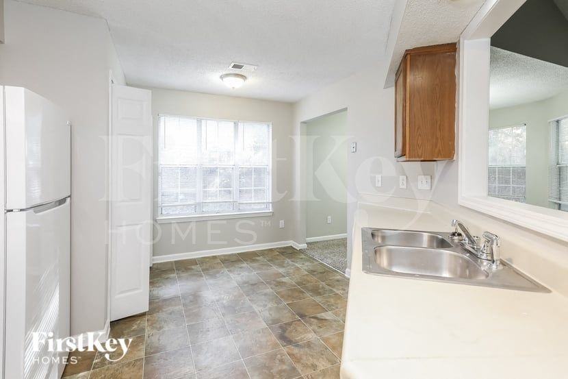 1591 Elizabeth Ln - Photo 7 of 15