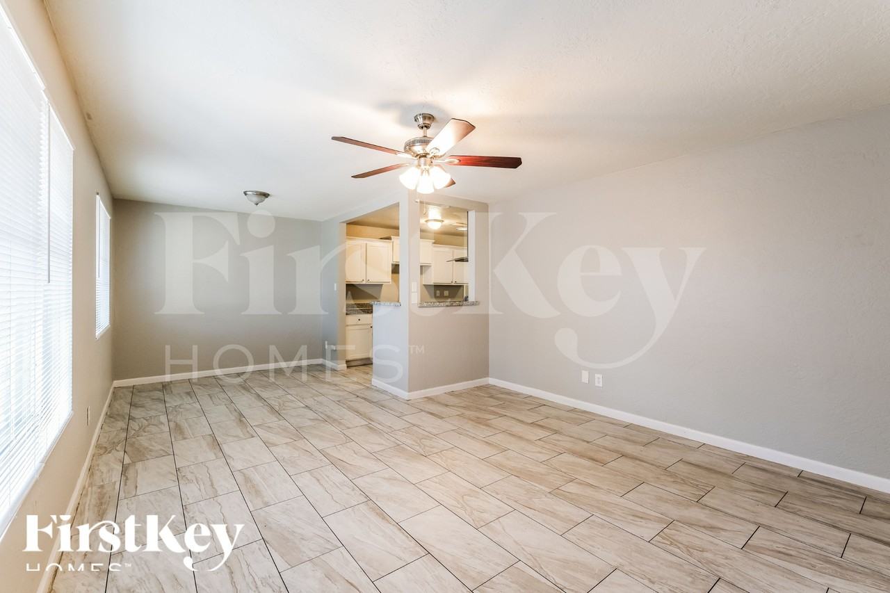 1308 W Elm St - Photo 3 of 16