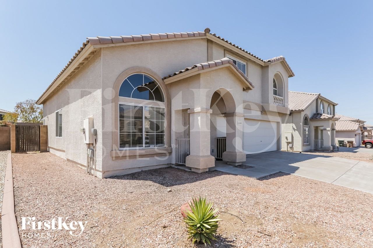 11009 W Frier Dr - Photo 2 of 16