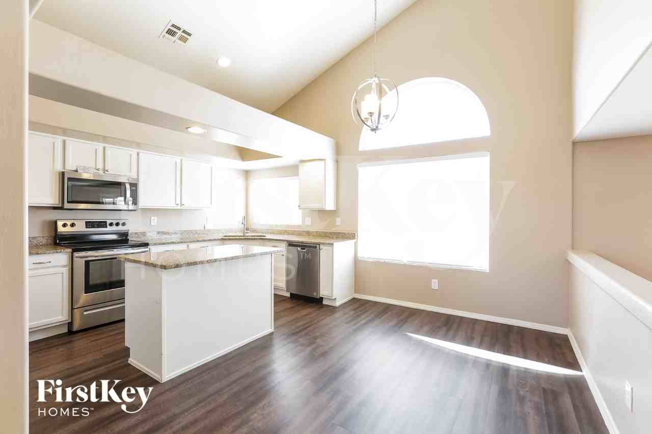 11009 W Frier Dr - Photo 5 of 16