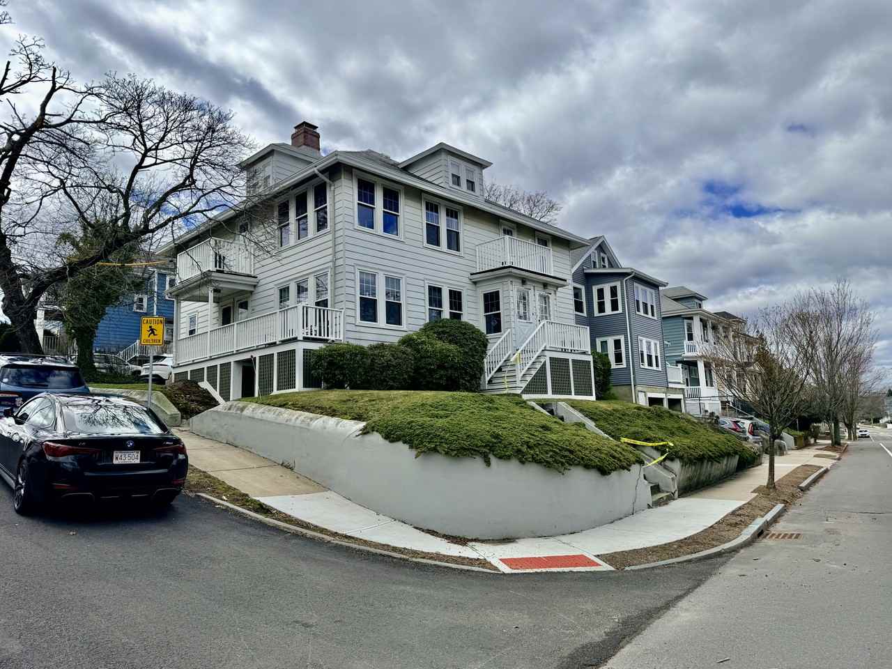 740 Belmont St - Photo 2 of 39