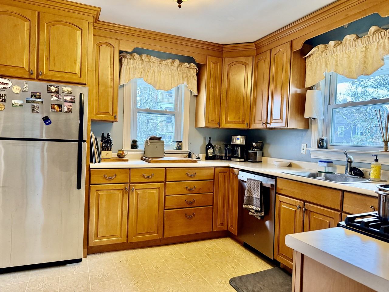 740 Belmont St - Photo 7 of 39