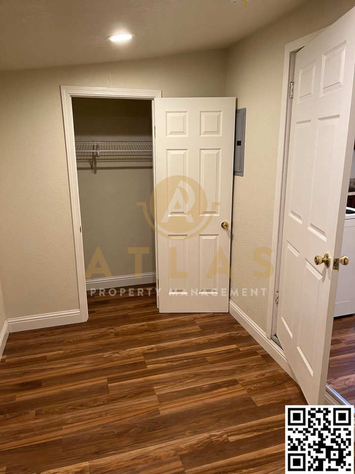 521 N Van Buren St #C - Photo 3 of 9