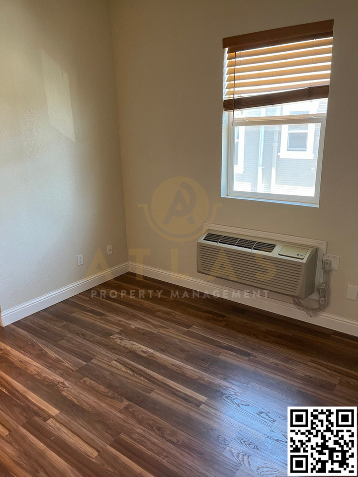 521 N Van Buren St #C - Photo 4 of 9