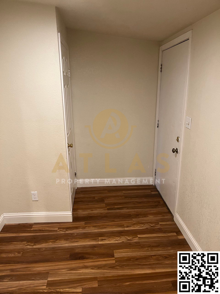 521 N Van Buren St #C - Photo 5 of 9