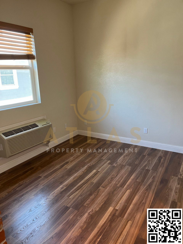 521 N Van Buren St #C - Photo 6 of 9