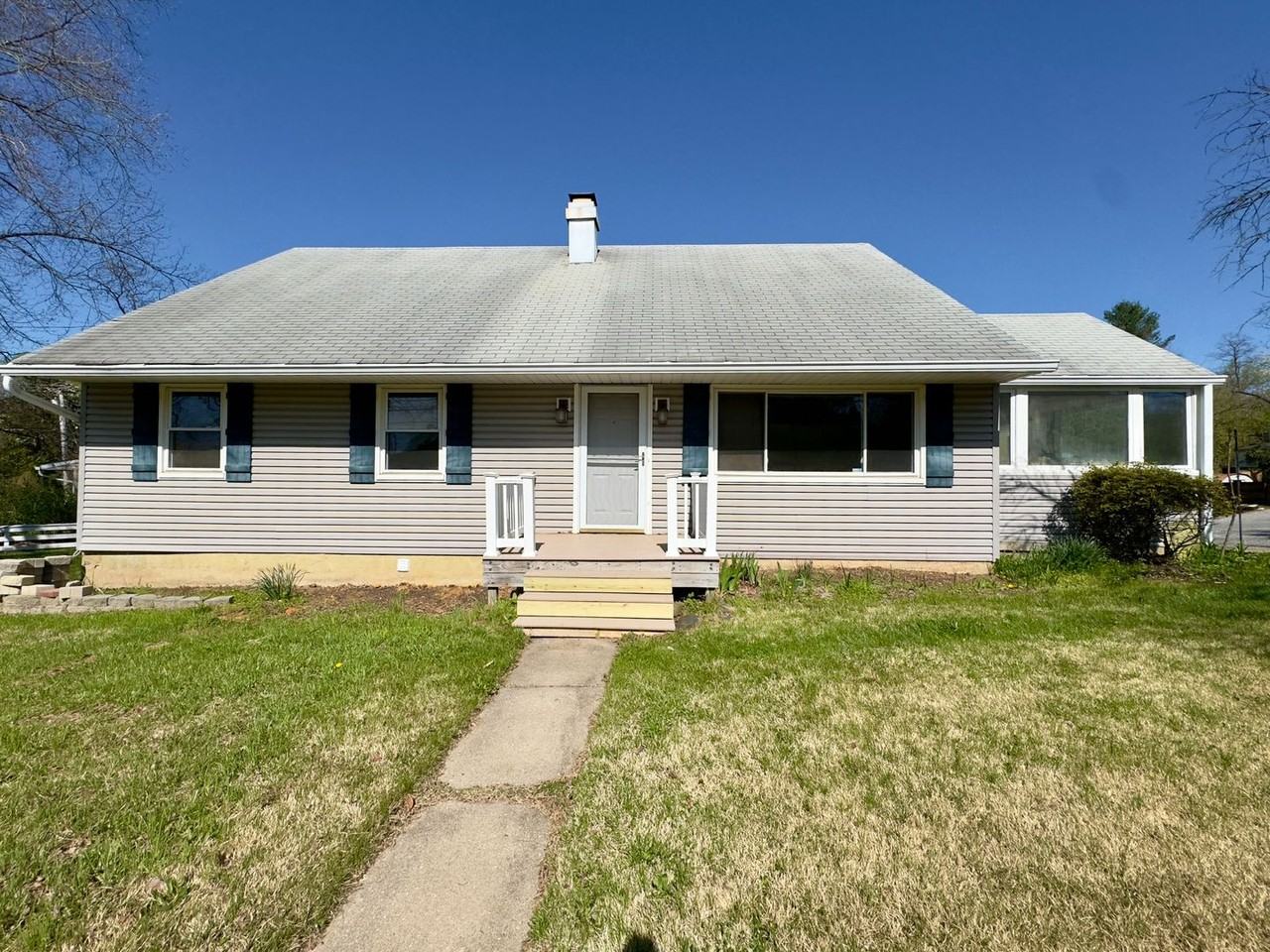 438 Bloomsbury Ave - Photo 2 of 32