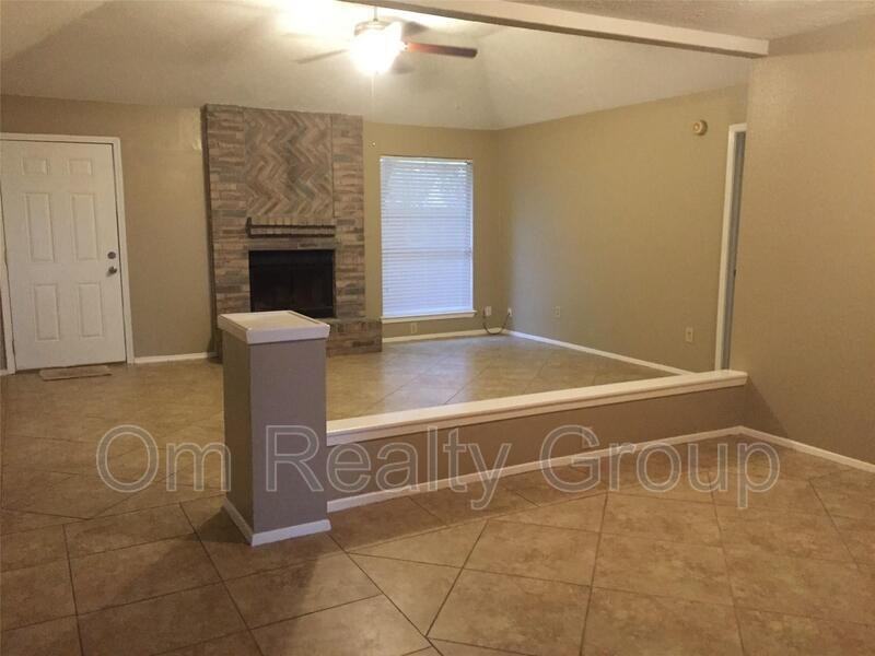 17318 Edgehaven Dr - Photo 2 of 16