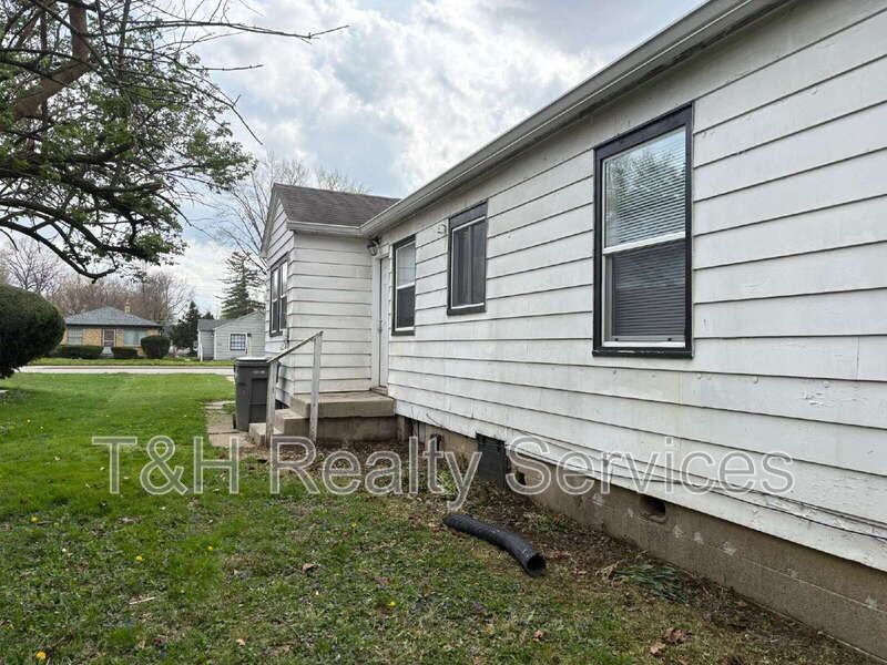 4726 E 34th St - Photo 3 of 12