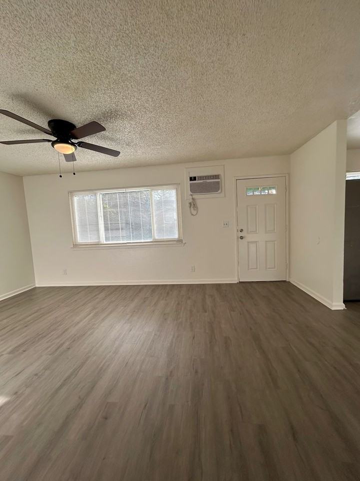 2425 Mariposa Ave - Photo 3 of 15