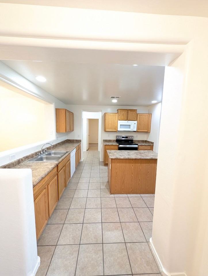 39633 N Zampino St - Photo 3 of 35