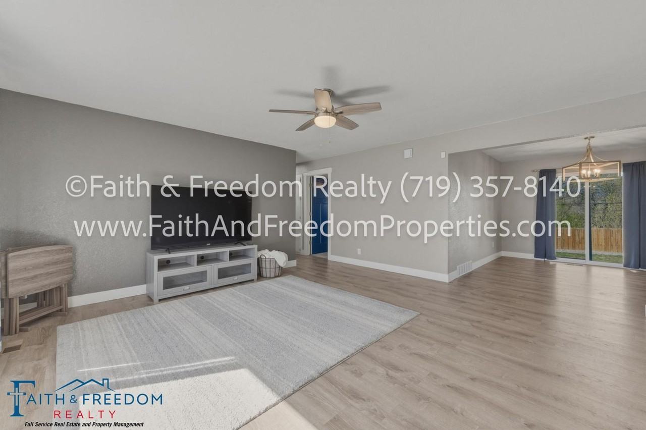 260 Everett Dr - Photo 2 of 23