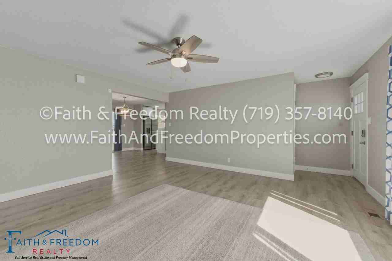 260 Everett Dr - Photo 4 of 23