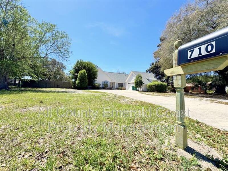 710 Swan Ln - Photo 4 of 50